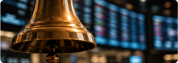Sino de mercado em frente a ecrãs de negociação
